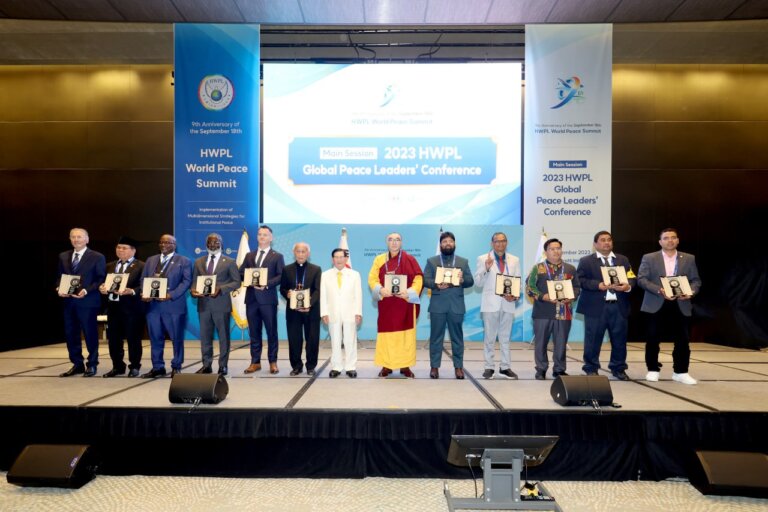 Photo-de-groupe-Ceremonie-dAward-pour-la-paix-dHWPL-18.09.23